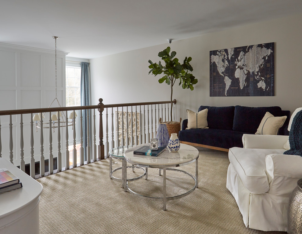 Aménagement d'une salle de séjour mansardée ou avec mezzanine bord de mer avec un mur gris, moquette et un sol beige.