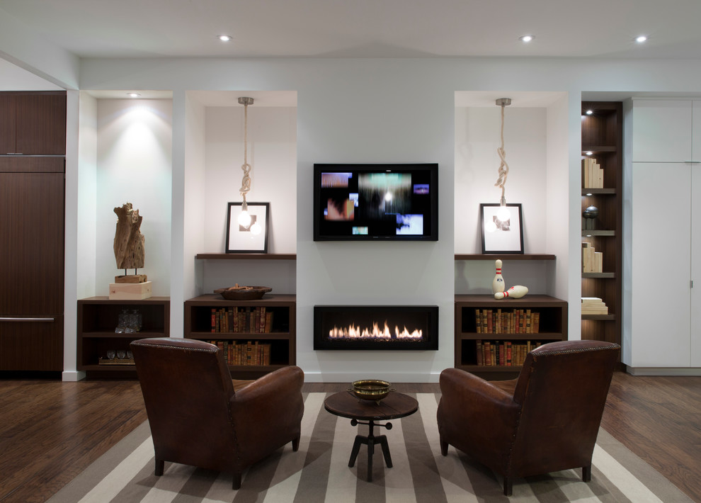 Modelo de sala de estar contemporánea con paredes blancas, suelo de madera oscura y chimenea lineal