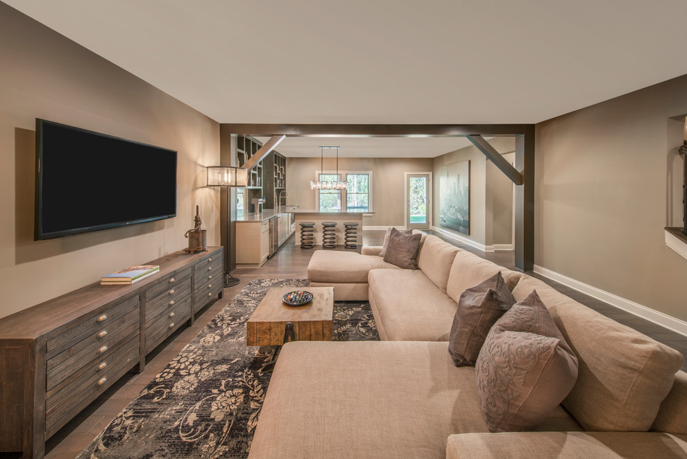 Immagine di un soggiorno classico con pareti marroni, TV a parete, pavimento marrone e tappeto