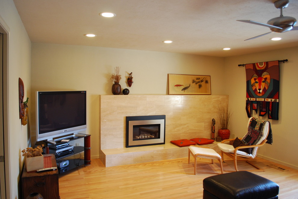 Diseño de sala de juegos en casa abierta contemporánea de tamaño medio con paredes beige, suelo de madera clara, chimenea lineal, marco de chimenea de baldosas y/o azulejos y televisor independiente