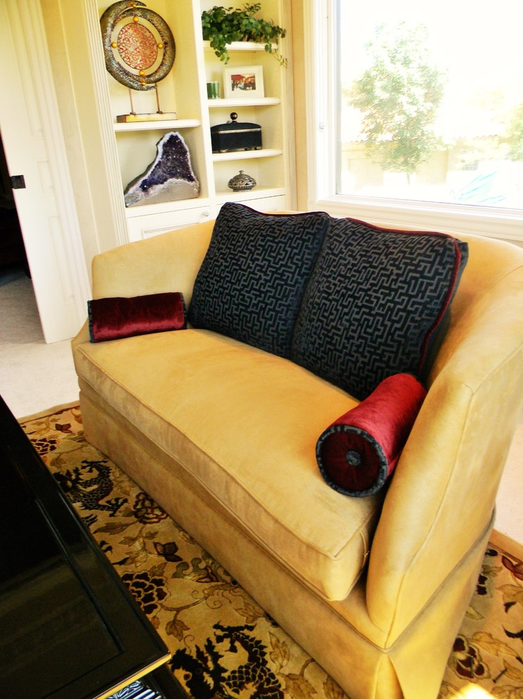 Modelo de sala de estar con biblioteca cerrada de estilo zen pequeña sin chimenea y televisor con paredes amarillas y moqueta