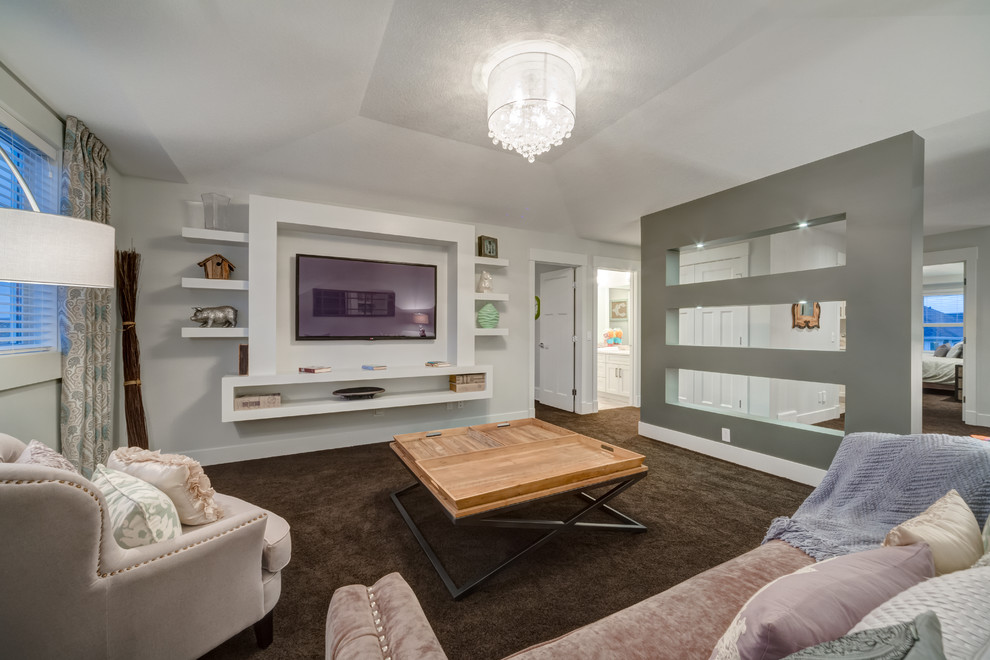 Источник вдохновения для домашнего уюта: большая двухуровневая гостиная комната в современном стиле с серыми стенами, ковровым покрытием и телевизором на стене