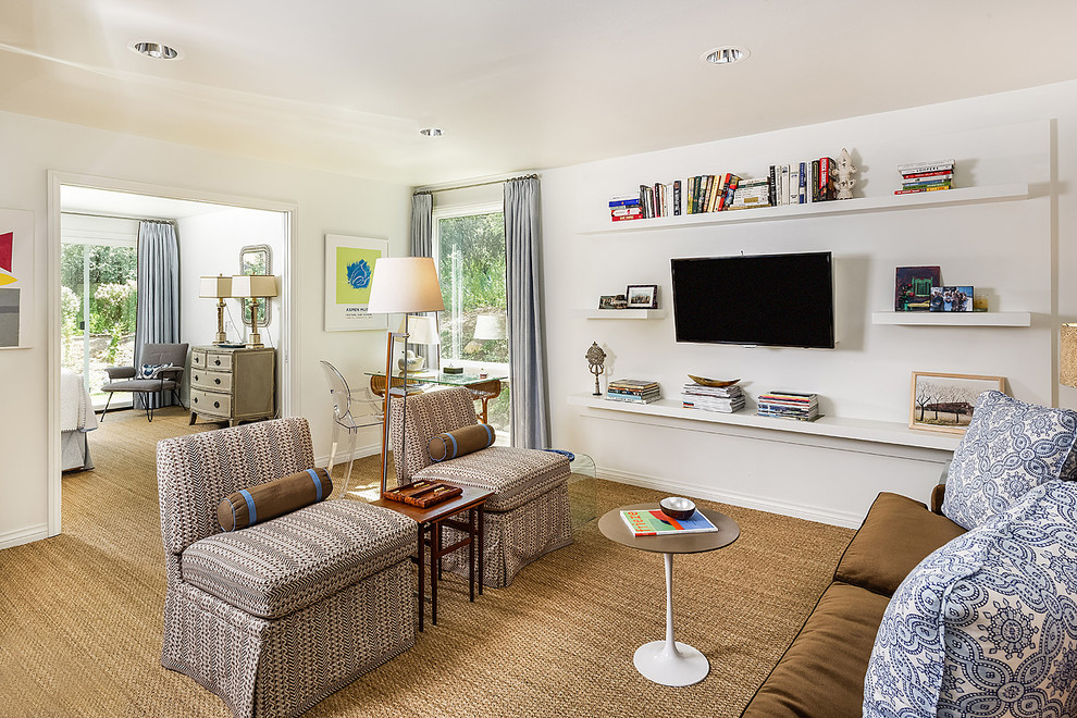 На фото: маленькая изолированная гостиная комната в стиле модернизм с белыми стенами, телевизором на стене и с книжными шкафами и полками для на участке и в саду