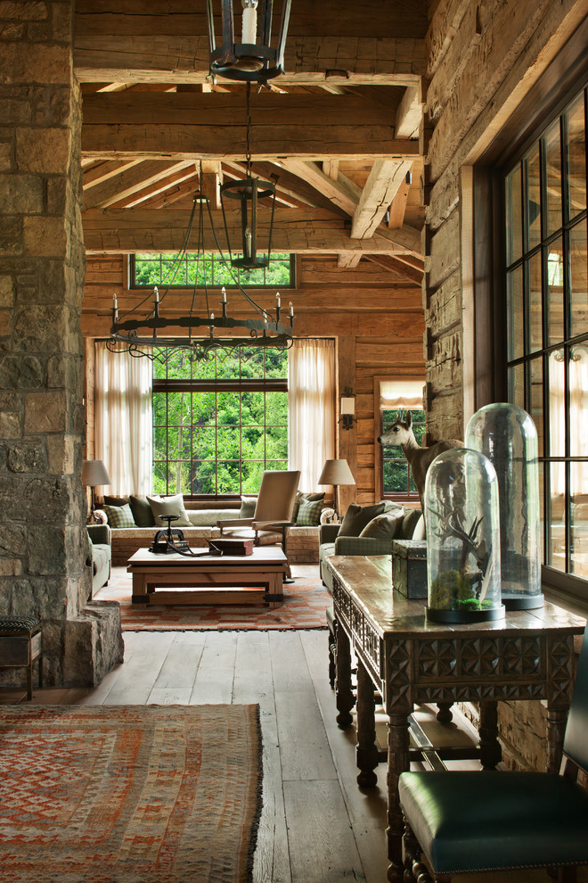 Diseño de sala de estar cerrada rural grande con paredes marrones y suelo de madera en tonos medios