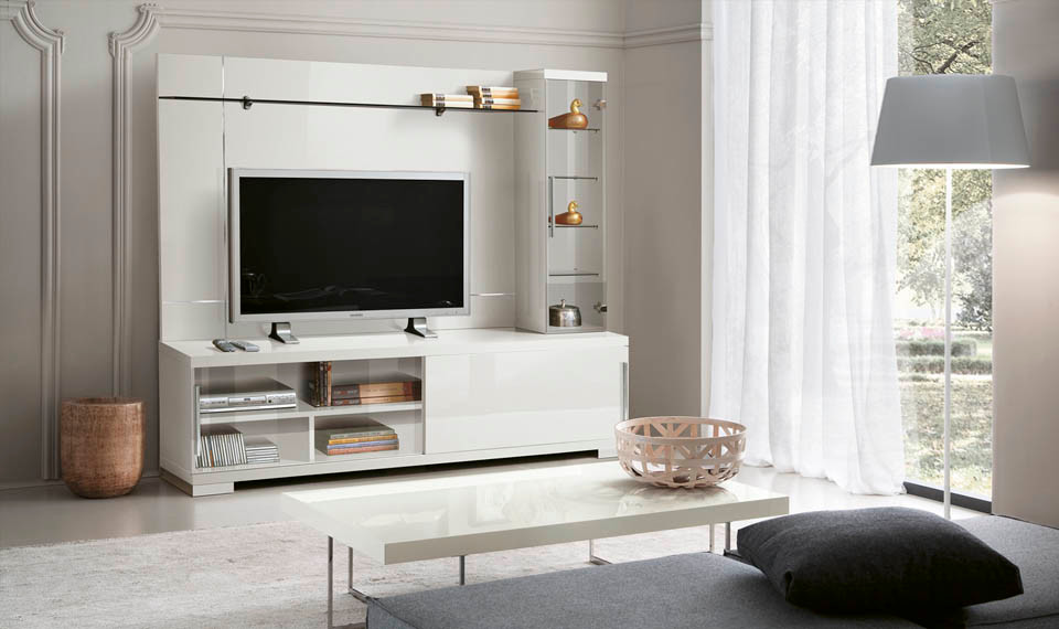 Cette image montre une salle de séjour minimaliste de taille moyenne avec un mur beige et un téléviseur encastré.