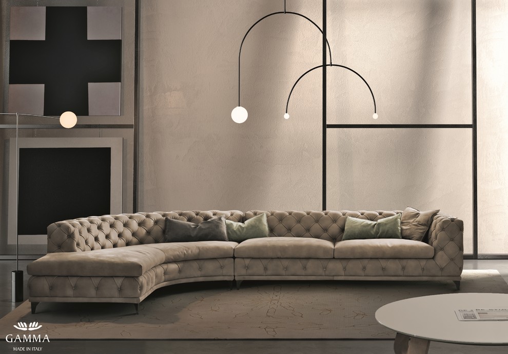 Imagen de sala de estar abierta actual grande sin televisor con paredes beige, suelo de cemento y suelo gris