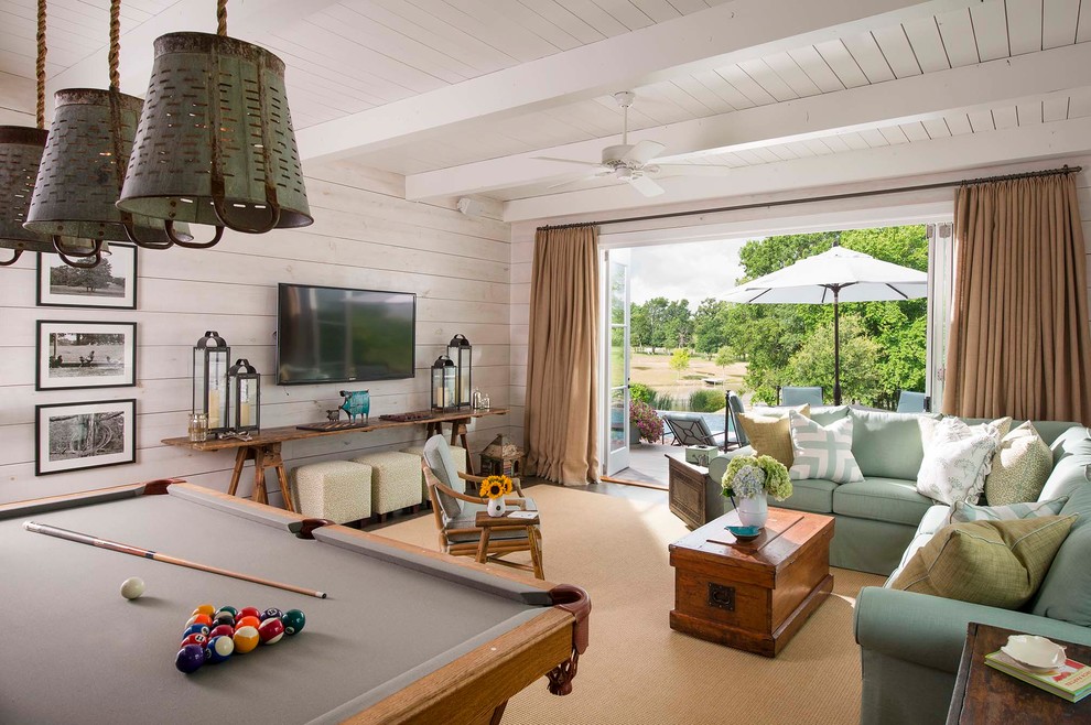 Immagine di un soggiorno country con pareti bianche, TV a parete, moquette e tappeto