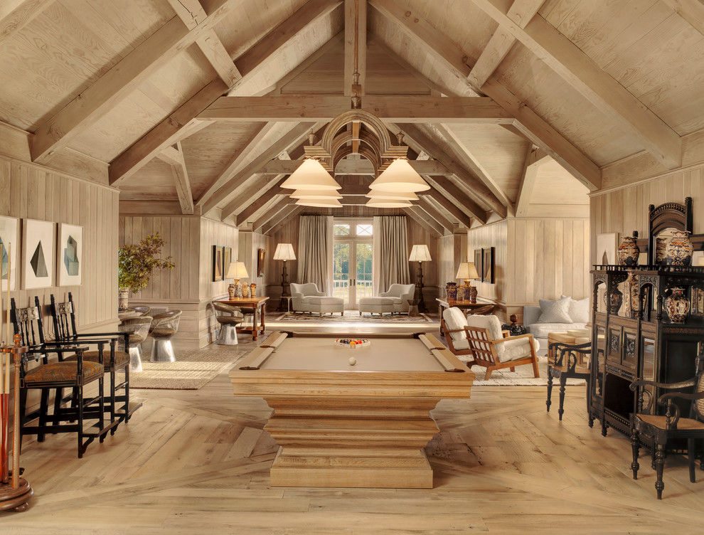 Modelo de sala de estar abierta campestre con suelo de madera clara