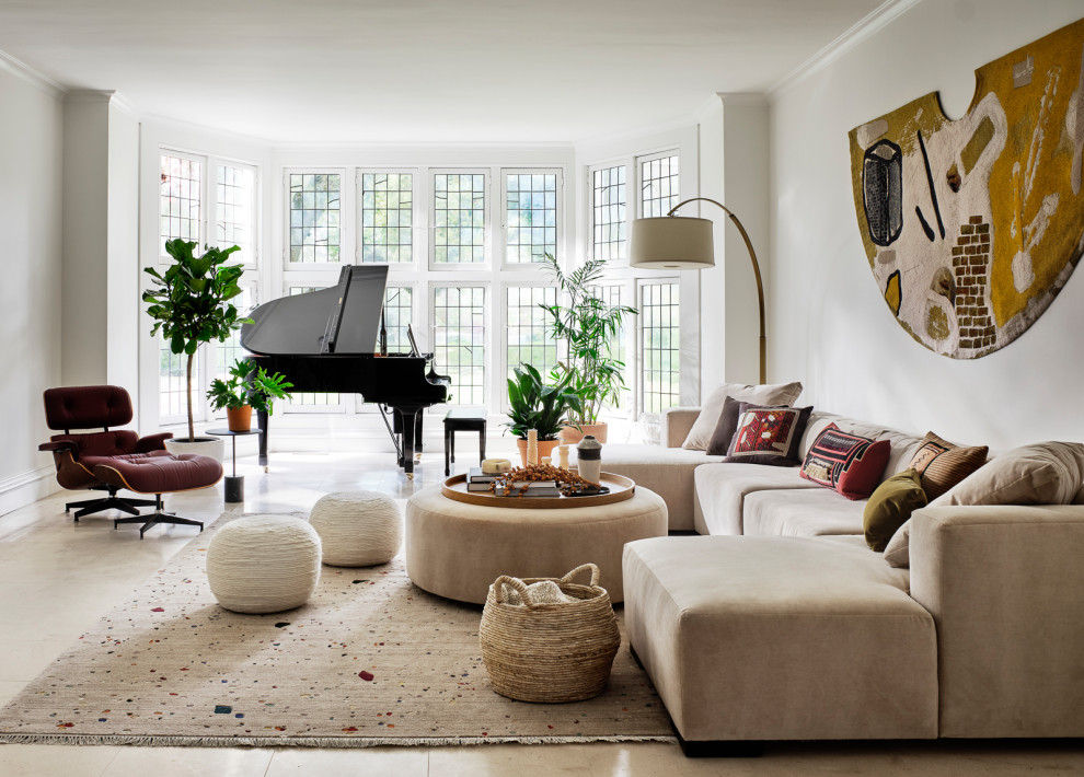 Ejemplo de sala de estar con rincón musical cerrada tradicional grande sin chimenea con paredes blancas, suelo de travertino y suelo beige