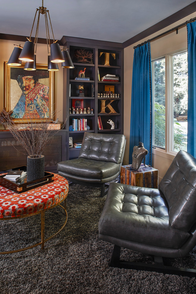 Imagen de sala de estar ecléctica sin chimenea y televisor con moqueta y paredes beige