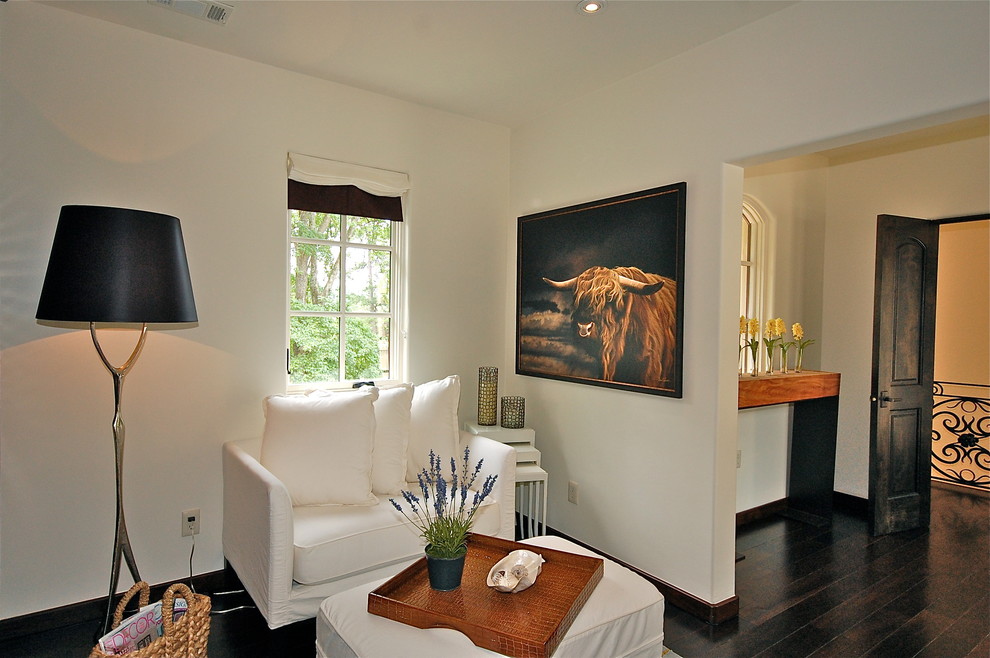 Imagen de sala de estar cerrada mediterránea con paredes beige y suelo de madera oscura