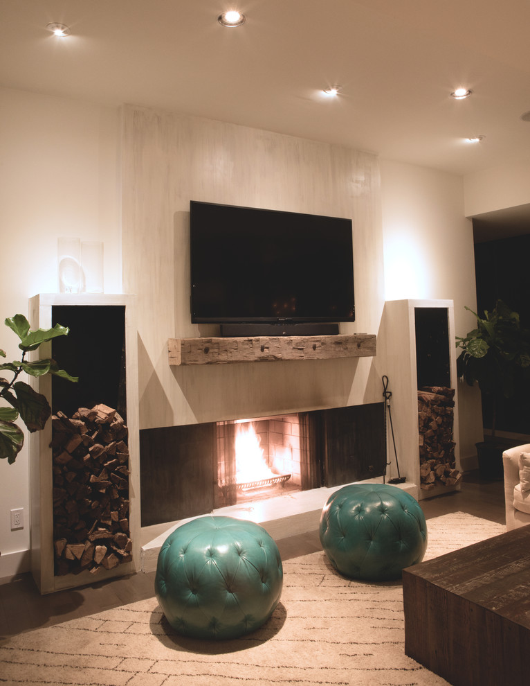 ロサンゼルスにあるラグジュアリーな広いエクレクティックスタイルのおしゃれなオープンリビング (白い壁、淡色無垢フローリング、標準型暖炉、コンクリートの暖炉まわり、壁掛け型テレビ) の写真