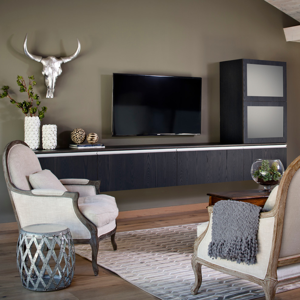 Imagen de sala de estar abierta contemporánea grande con suelo de madera clara, televisor colgado en la pared y paredes grises