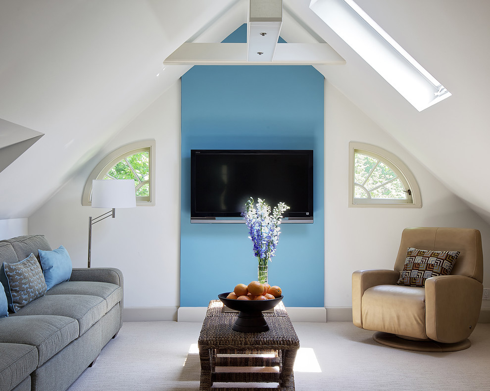 Стильный дизайн: гостиная комната среднего размера в стиле фьюжн с телевизором на стене, разноцветными стенами, ковровым покрытием, бежевым полом и акцентной стеной - последний тренд