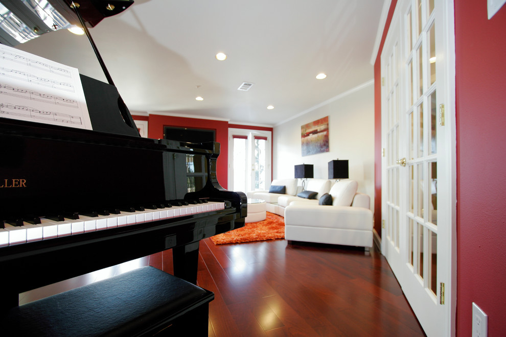 Immagine di un grande soggiorno design aperto con sala della musica, pareti rosse e TV a parete