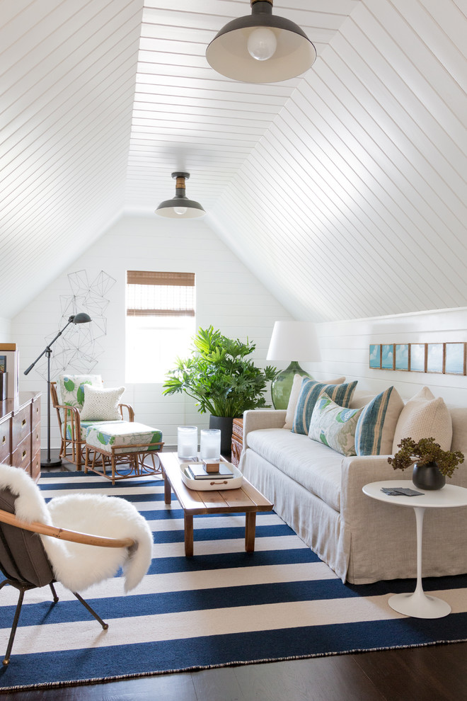 Стильный дизайн: гостиная комната среднего размера в морском стиле с белыми стенами и темным паркетным полом - последний тренд
