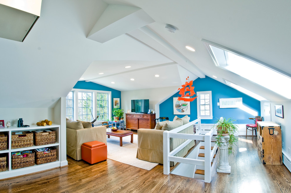 Mittelgroßes, Abgetrenntes Klassisches Wohnzimmer mit blauer Wandfarbe und braunem Holzboden in Washington, D.C.