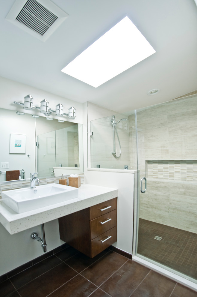 Идея дизайна: ванная комната среднего размера в стиле неоклассика (современная классика) с синими стенами и паркетным полом среднего тона