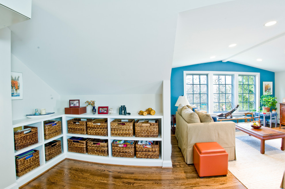 Mittelgroßes, Abgetrenntes Klassisches Wohnzimmer mit blauer Wandfarbe und braunem Holzboden in Washington, D.C.