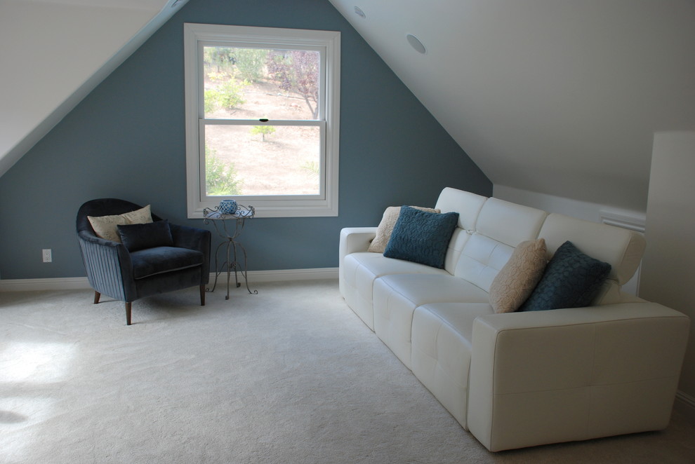 Idee per un soggiorno chic di medie dimensioni e chiuso con pareti blu, moquette e pavimento beige