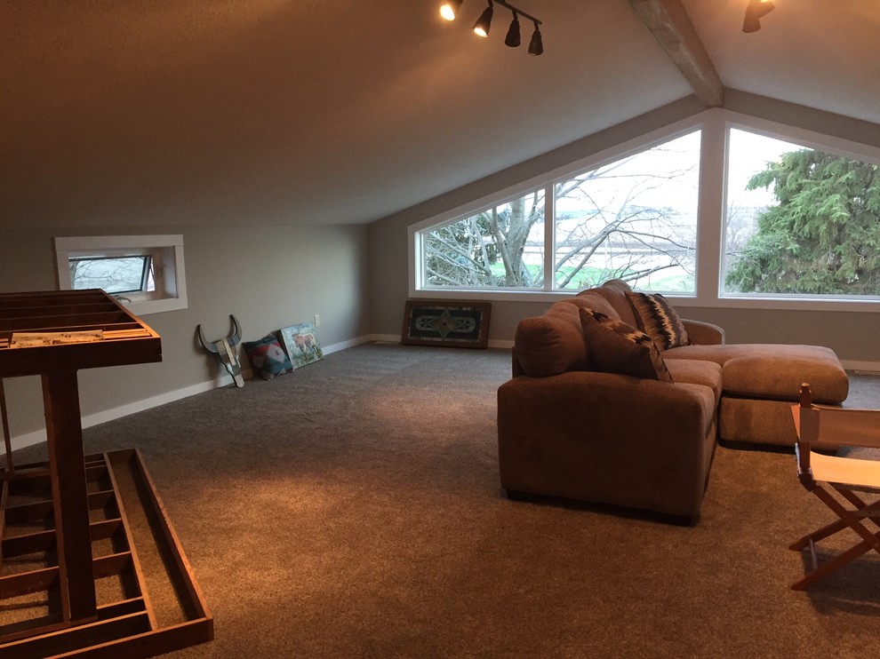 Пример оригинального дизайна: большая изолированная гостиная комната в классическом стиле с серыми стенами, ковровым покрытием и серым полом без камина