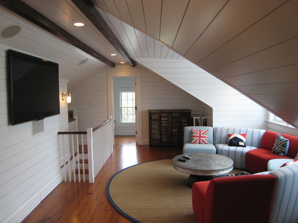 На фото: двухуровневая гостиная комната в стиле рустика с белыми стенами, паркетным полом среднего тона и телевизором на стене