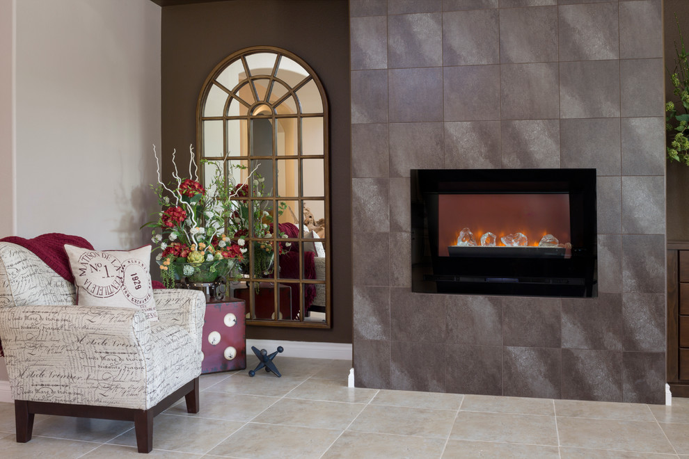 ラスベガスにある高級な広いトランジショナルスタイルのおしゃれなLDK (茶色い壁、セラミックタイルの床、標準型暖炉、タイルの暖炉まわり、据え置き型テレビ) の写真