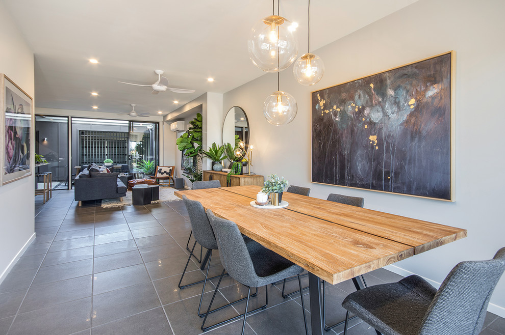 Modernes Esszimmer mit weißer Wandfarbe, Keramikboden und grauem Boden in Sunshine Coast