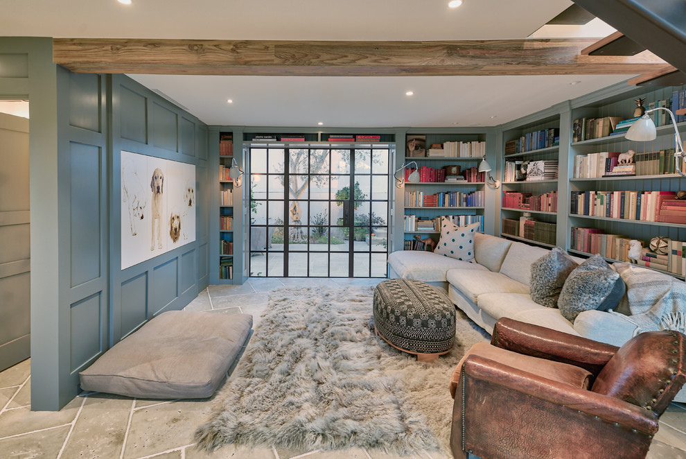 На фото: гостиная комната в стиле неоклассика (современная классика) с с книжными шкафами и полками, синими стенами и серым полом с