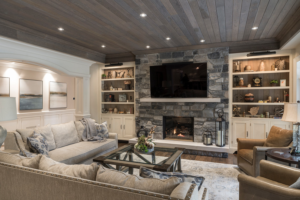 Maritimes Wohnzimmer mit dunklem Holzboden, Kamin, Kaminumrandung aus Stein, TV-Wand und braunem Boden in Toronto