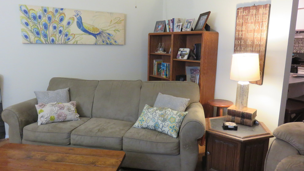 Kleines, Offenes Klassisches Wohnzimmer mit beiger Wandfarbe, braunem Holzboden, Kamin, Kaminumrandung aus Backstein, Eck-TV und braunem Boden in Austin