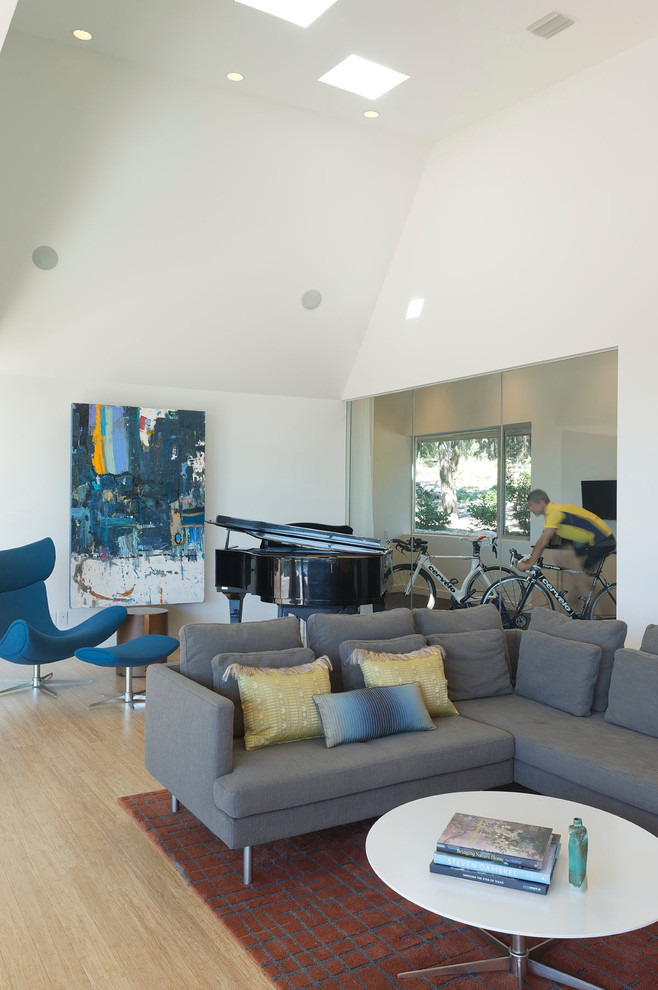 Идея дизайна: гостиная комната в стиле модернизм с музыкальной комнатой, белыми стенами, светлым паркетным полом и ковром на полу