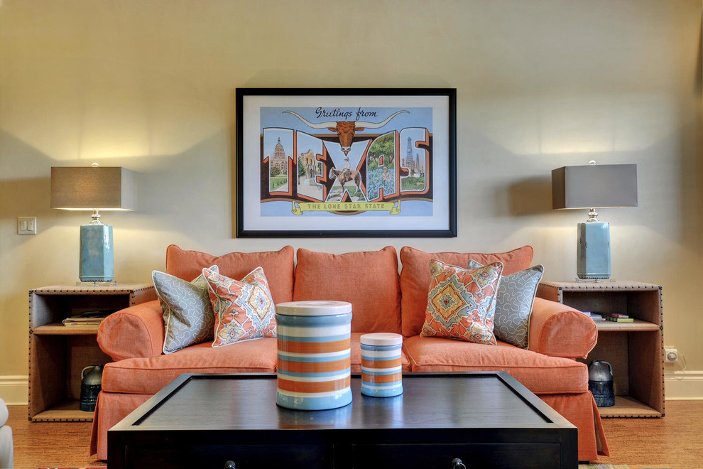 Immagine di un soggiorno stile americano con pareti beige, pavimento in legno massello medio e nessun camino