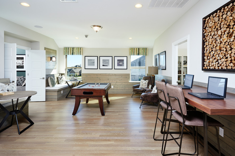 Diseño de sala de juegos en casa tipo loft clásica de tamaño medio con paredes beige, suelo de madera clara y suelo marrón