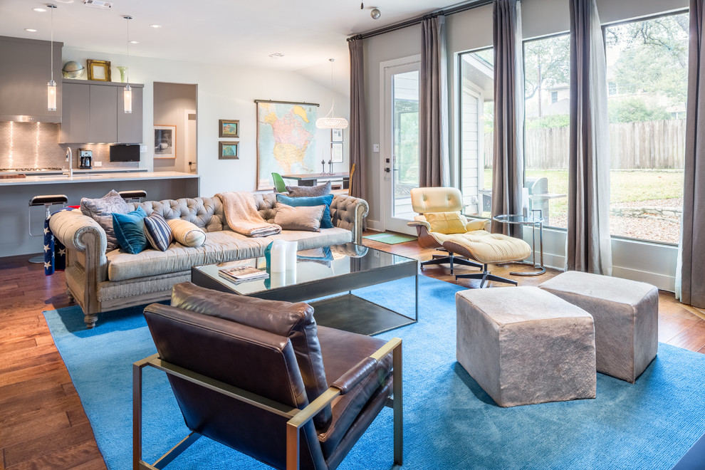 Modernes Wohnzimmer mit grauer Wandfarbe und braunem Holzboden in Austin