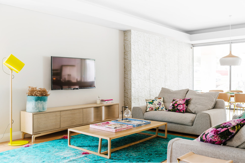 Offenes Modernes Wohnzimmer mit TV-Wand in Perth