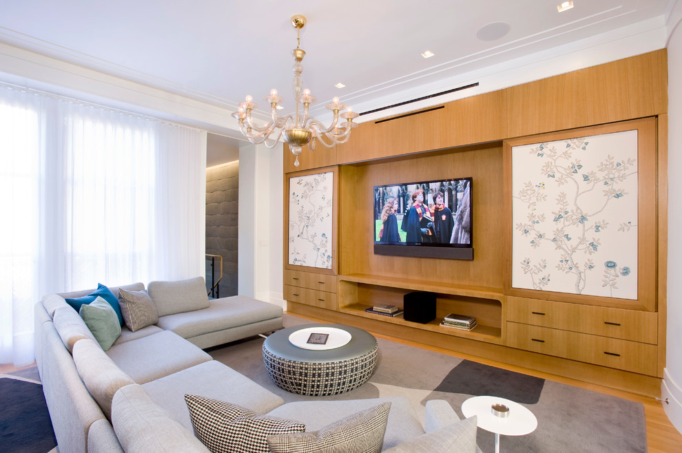 Источник вдохновения для домашнего уюта: изолированная гостиная комната в современном стиле с скрытым телевизором, белыми стенами и паркетным полом среднего тона без камина