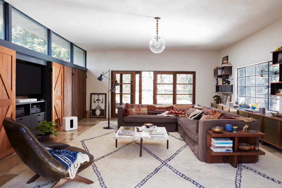 Diseño de sala de estar contemporánea con paredes blancas y suelo beige