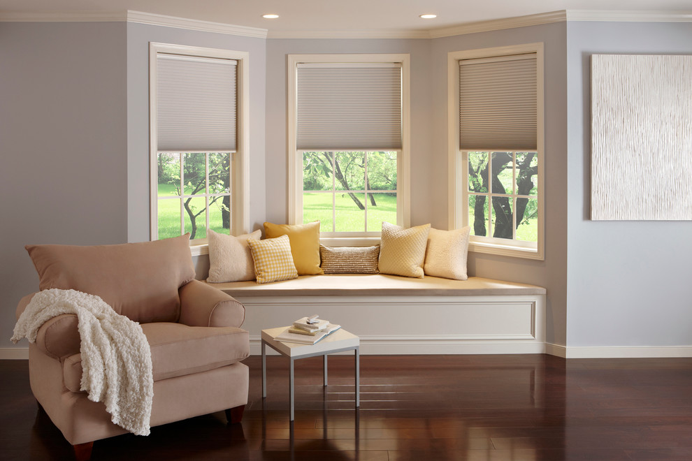 Idee per un soggiorno tradizionale di medie dimensioni con pareti grigie, parquet scuro e pavimento marrone