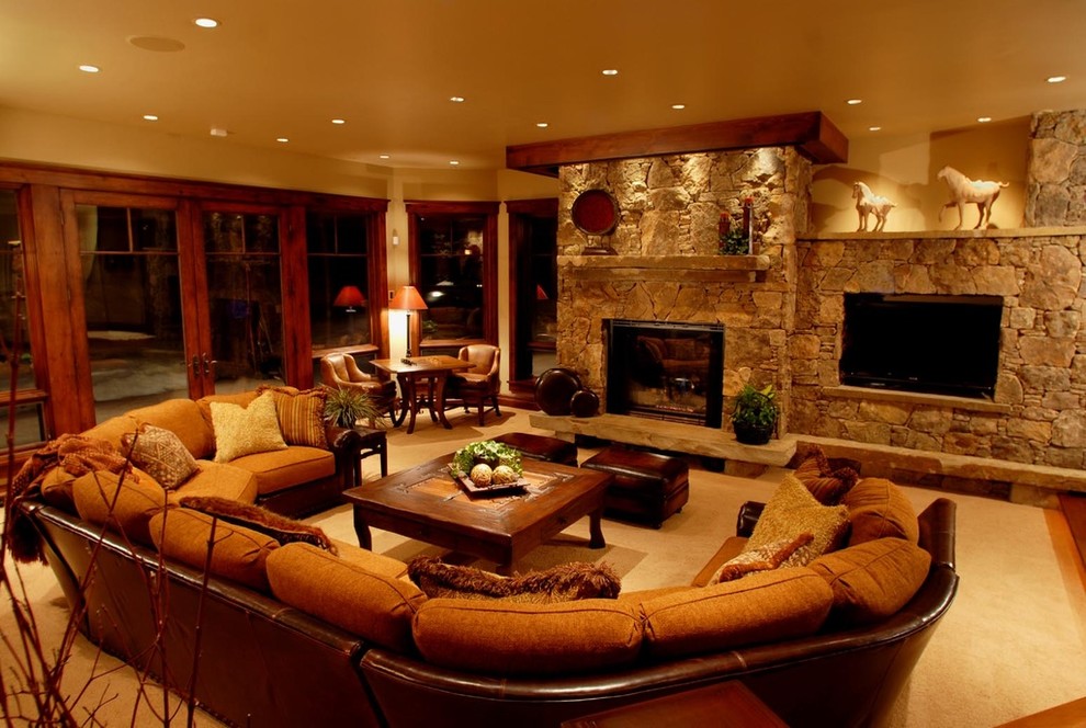 Inspiration pour une grande salle de séjour traditionnelle ouverte avec un mur beige, moquette, une cheminée standard et un téléviseur encastré.