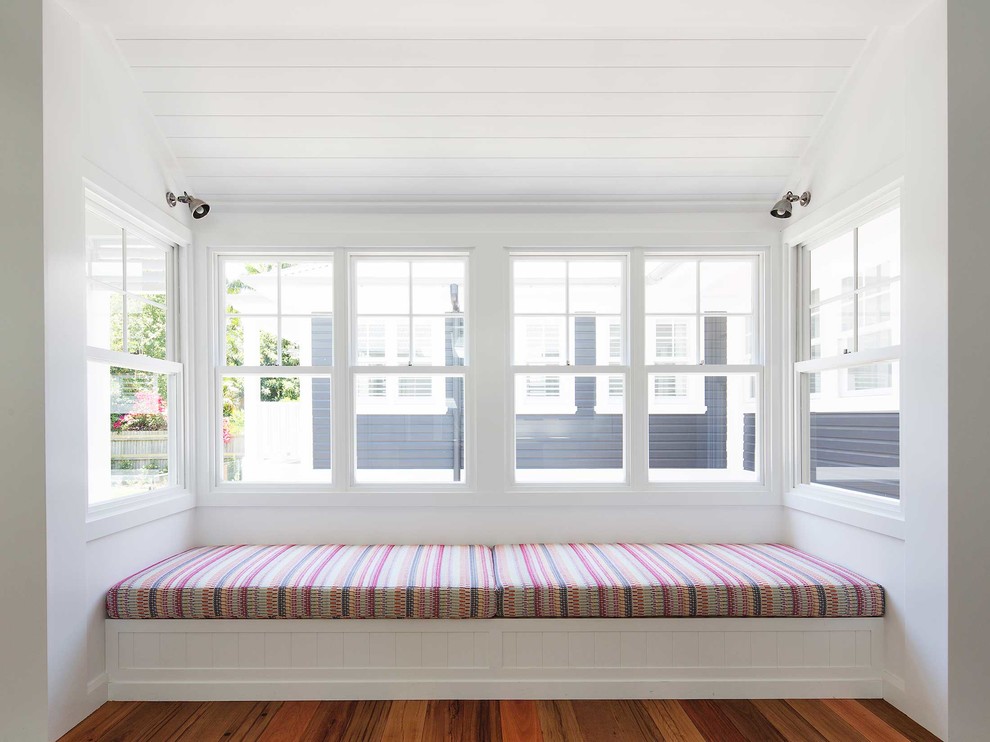 Großes Maritimes Wohnzimmer mit weißer Wandfarbe, braunem Holzboden und braunem Boden in Sydney