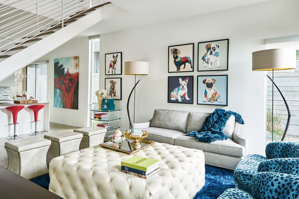 Стильный дизайн: открытая гостиная комната в стиле фьюжн с белыми стенами, ковровым покрытием и синим полом - последний тренд