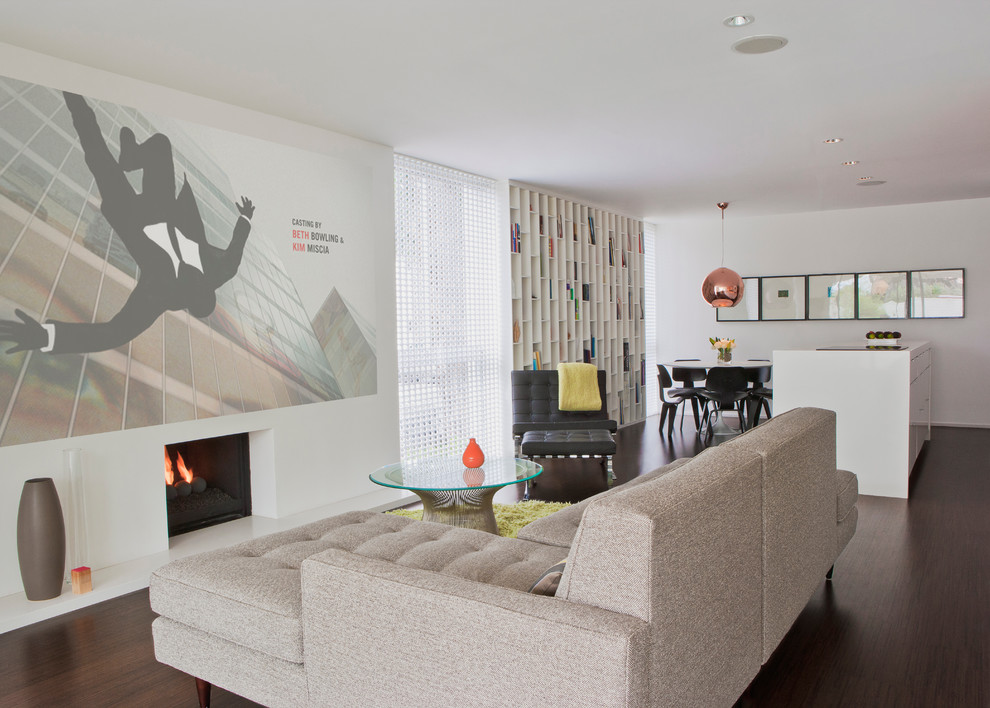 Modelo de sala de estar abierta vintage con paredes blancas, suelo de madera oscura y todas las chimeneas