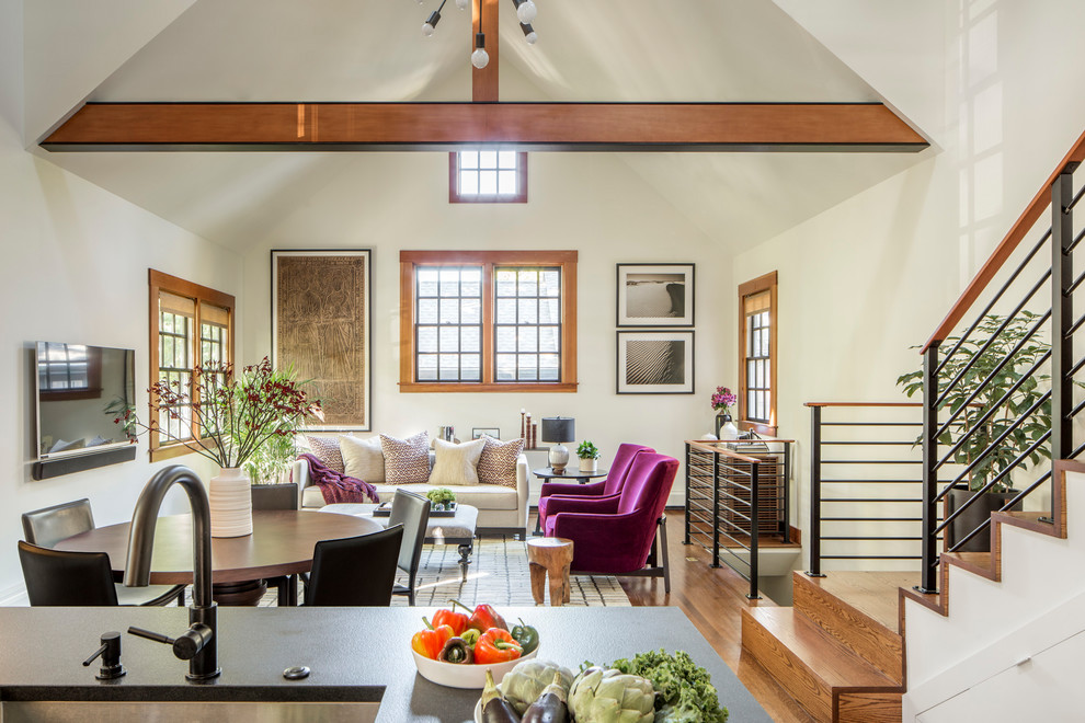 Modelo de sala de estar tipo loft tradicional renovada de tamaño medio sin chimenea con paredes blancas, suelo de madera en tonos medios, televisor colgado en la pared y suelo marrón