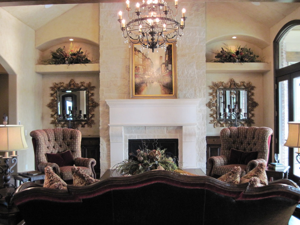 На фото: большая открытая гостиная комната в классическом стиле с бежевыми стенами, стандартным камином и фасадом камина из камня с