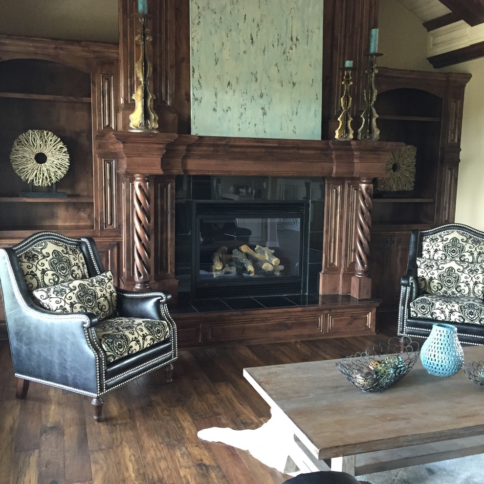 Foto de sala de estar abierta clásica de tamaño medio con suelo de madera en tonos medios, todas las chimeneas y marco de chimenea de madera