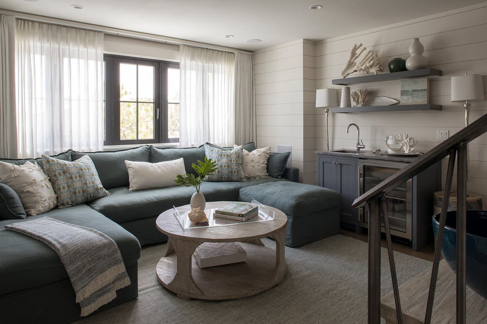 Diseño de sala de estar costera con paredes blancas, suelo de madera oscura y suelo marrón