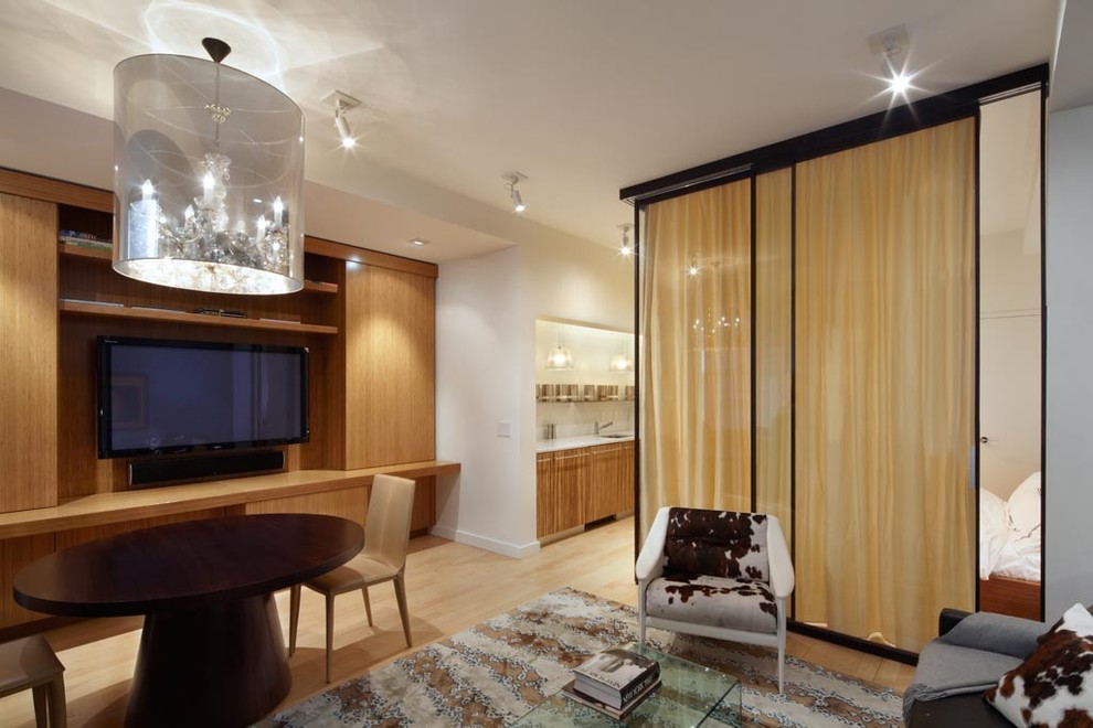 Источник вдохновения для домашнего уюта: гостиная комната в современном стиле с мультимедийным центром без камина
