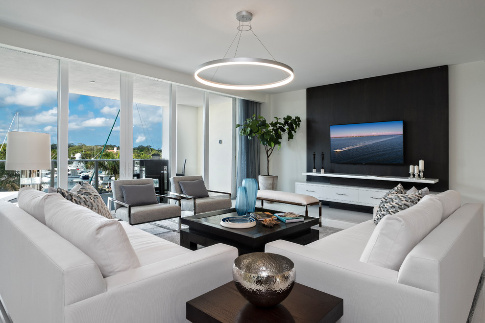Modernes Wohnzimmer ohne Kamin mit bunten Wänden und TV-Wand in Miami