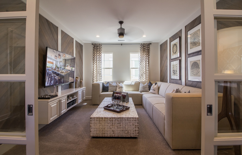 Diseño de sala de estar con rincón musical cerrada moderna extra grande con paredes marrones, moqueta y televisor colgado en la pared